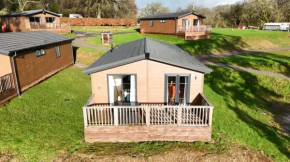 Two Bedroom Lodge In The Country - Owl, Peacock & Meadow